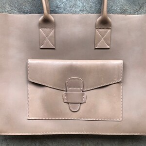 Perfect Thick Leather Smooth Simple Large Tote Work Office Bag Shoulder Purse Tan Khaki Beige Taupe Camel 1980s 80s 1970s 70s Vintage laptop image 4