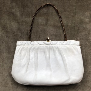 Bolso de mano pequeño convertible con cadena y frunces de cuero blanco suave y esponjoso de los años 50 y 60, estilo retro vintage de los años 50 y 60