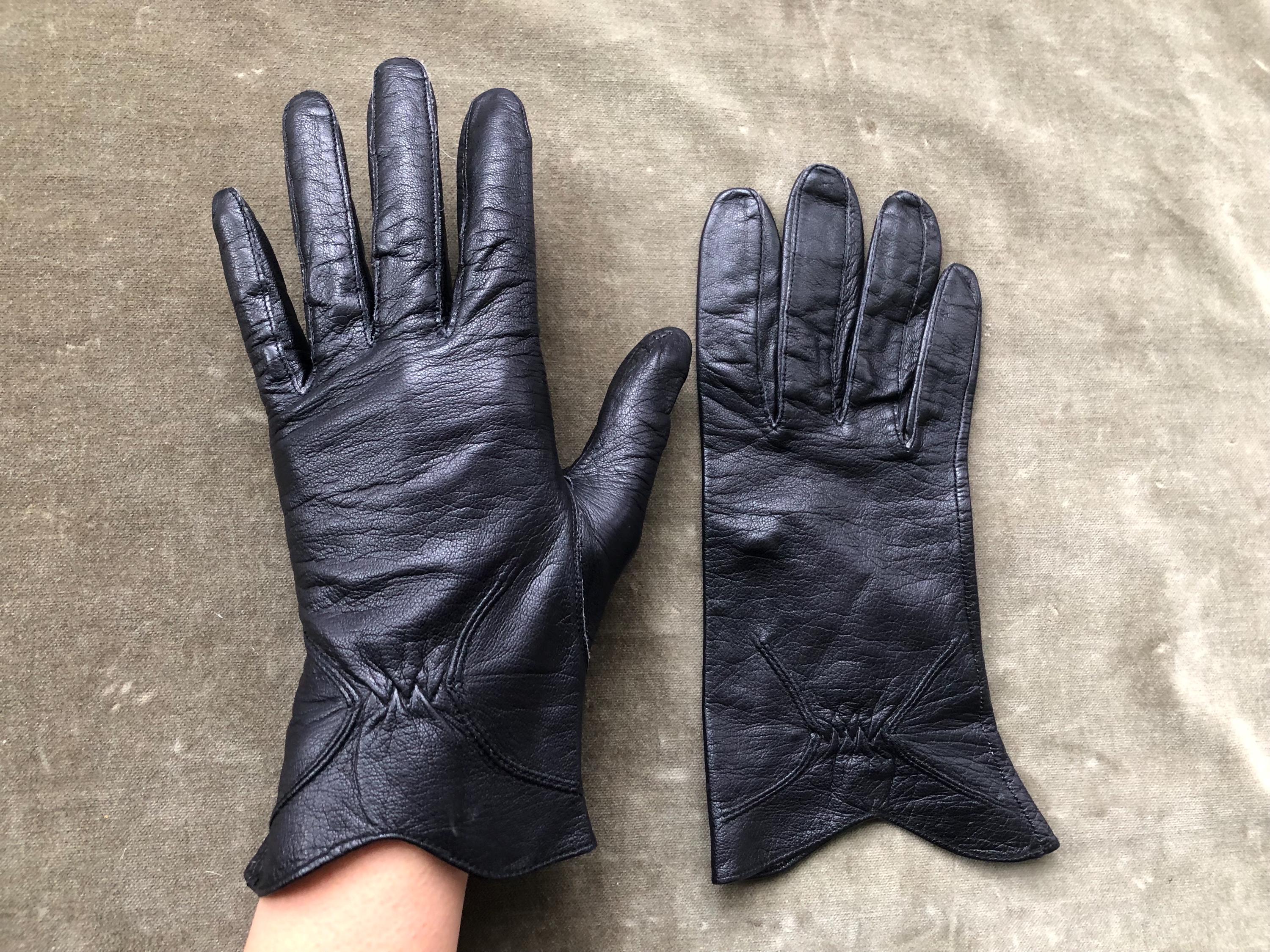 1950s 60s Buttery Soft Black Leather Gloves Short Wrist Driving