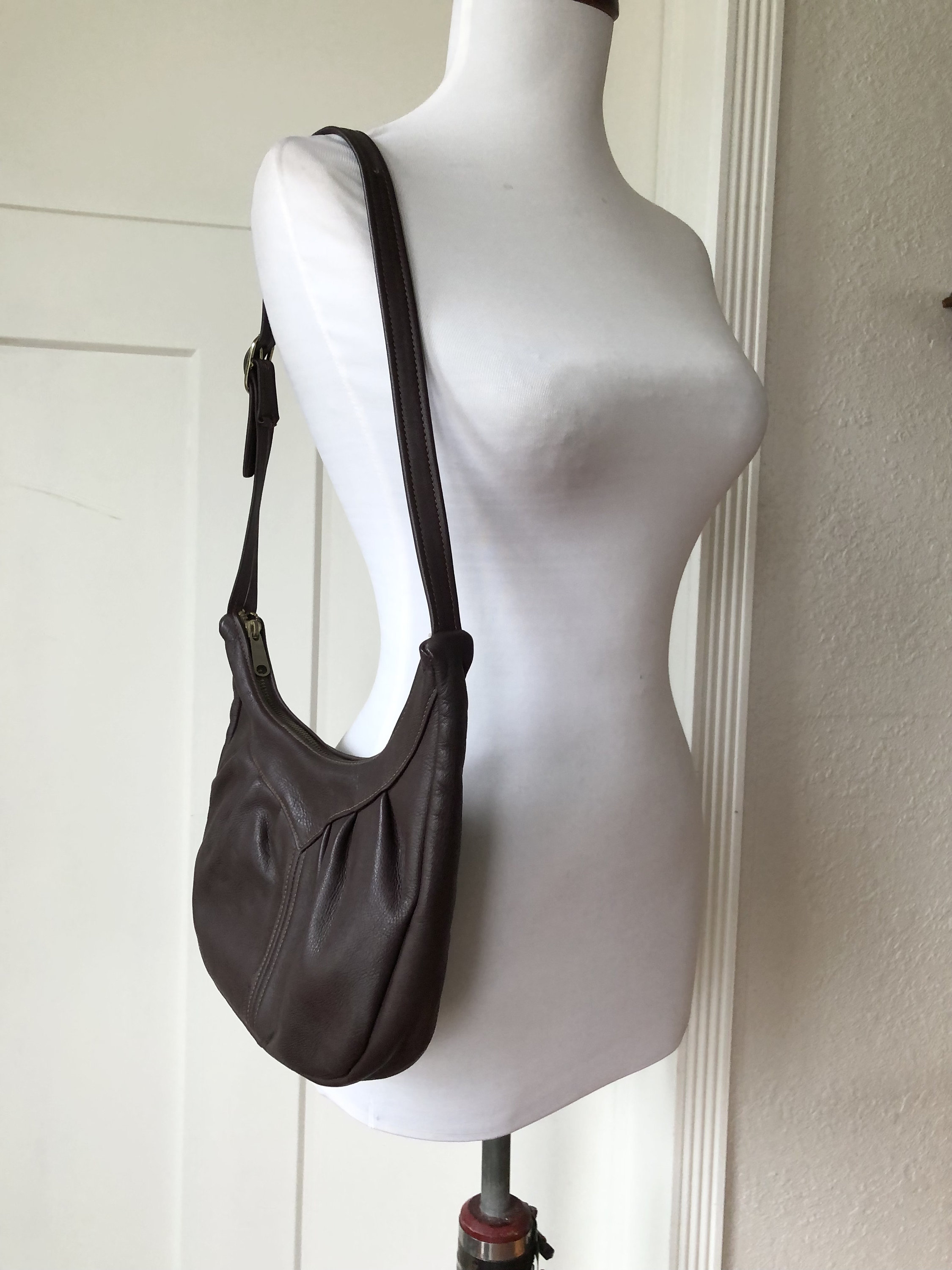 1970s Perfect Little Dark Brown Leather Retro Rounded Zip 1970s Perfect Little Dark Brown Leather Retro Rounded Zip