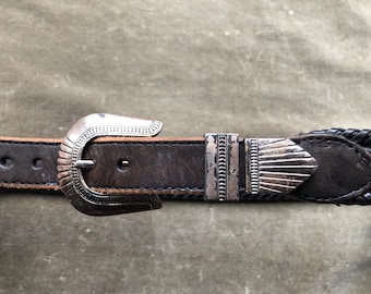 Cinto Western de couro preto grosso, c. 1991, com fivela prateada desgastada e ponteira metálica. Anos 90, tamanhos PP/P, cintura 68/71 cm, estilo sudoeste vintage.