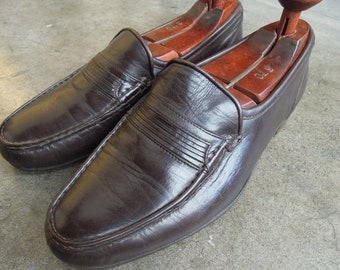 70s 80s vintage Mens Bostonian Italian Dark Brown Leather Slip On Penny Loafers Mens Shoes Size 7 W Womens 8.5/9/9.5 1980s 1970s Simple