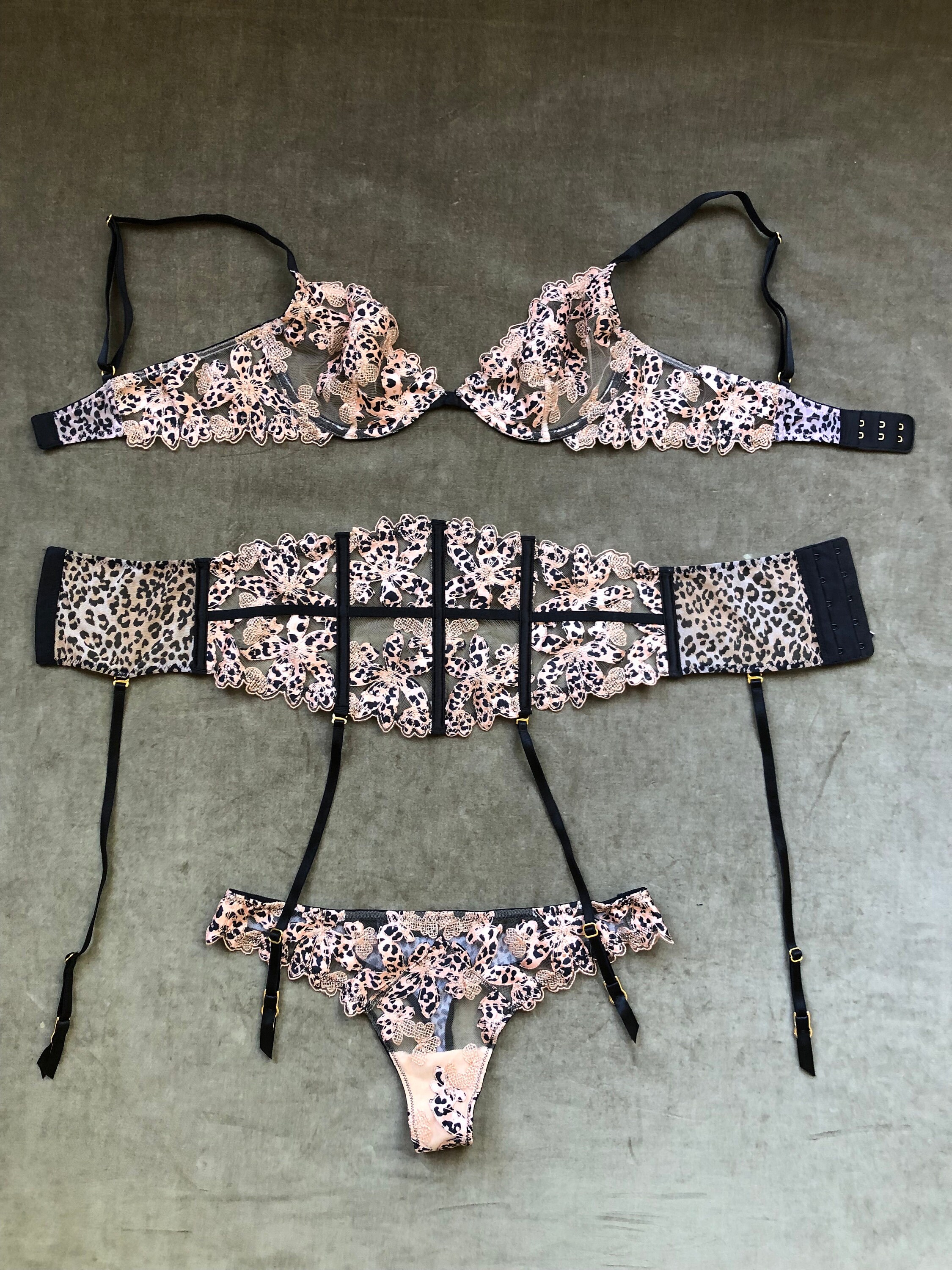 Victoria Secret Bra Set 34b with matching panty Small price