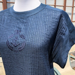80s Pure Linen Woven Dark Blue Pin Tuck Pleated Sleeveless Cap Sleeve Blouse Top Nautical Anchor Crest Embroidered 1980s Vintage S M Navy