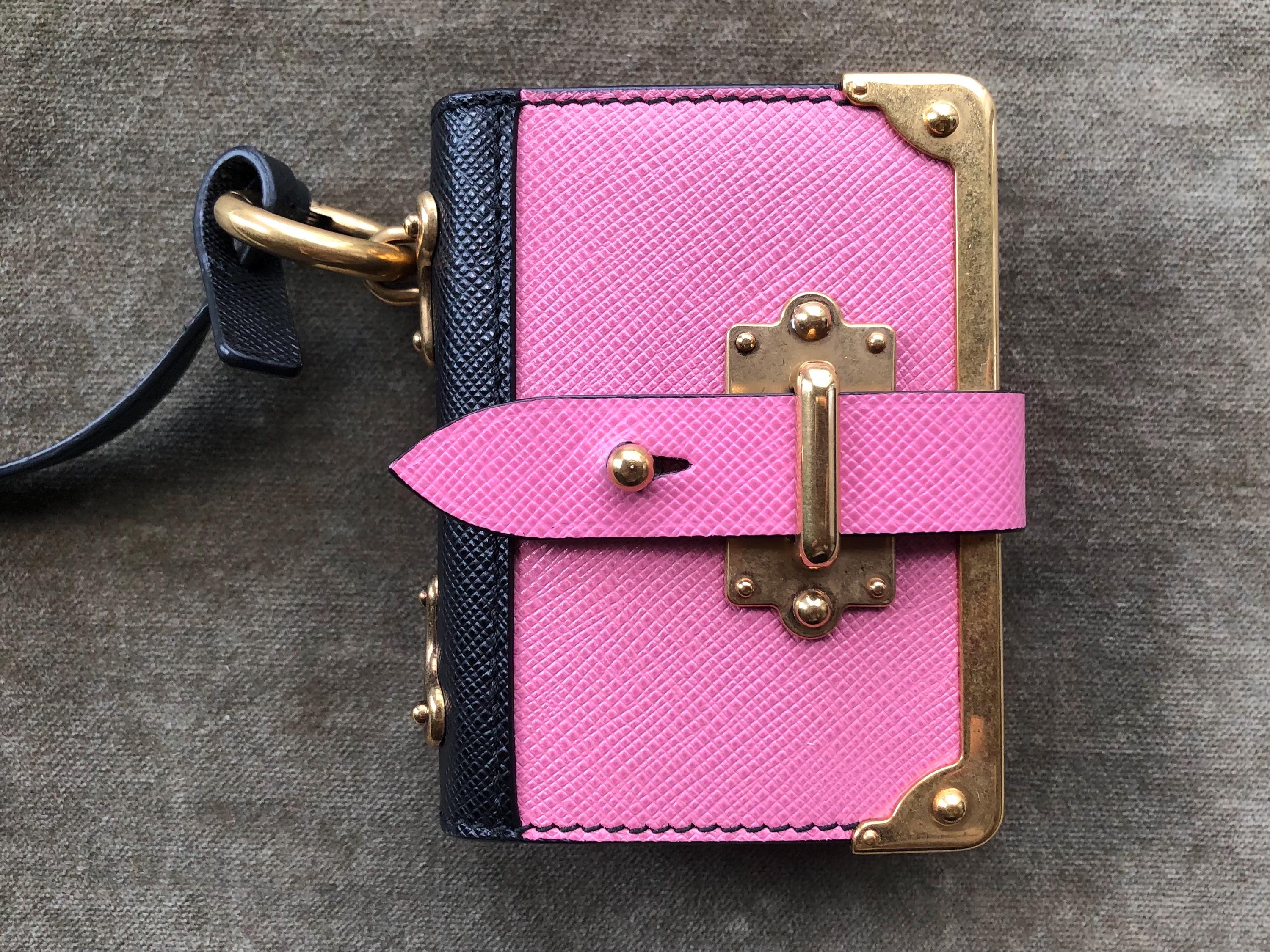 PRADA バッグ 90s vintage ギャランティーカード付き Prada 1995 Black Spazzolato Flap Bag – Rediscover Vintage