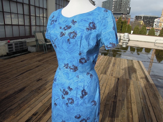 Vtg 1950s cotton blue floral rose print wiggle dr… - image 1