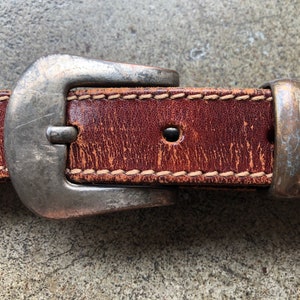 Dark Brown Skinny Leather Western Belt Silver Tone Plate Buckle 1990s 1980s siz S 26 27 28 29 30 Waist Southwestern Stitching vintage rustic