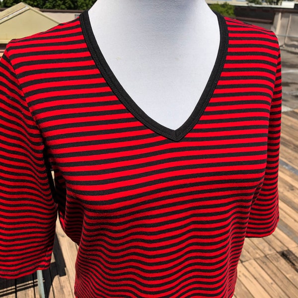 90s Cropped Sleeve V Neck Black and Red Striped Knit Boxy Crop Stretch Top T-Shirt Blouse Tee 1990s Vintage Stripe Stripes S M L Poly Blend