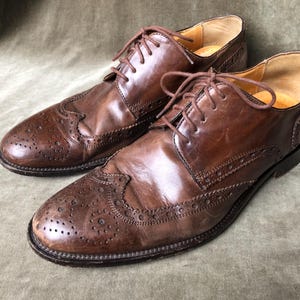 Italian Mens Cuoio Brown Leather Wing Tip Perforated Lace Up Oxfords Brogues Size 8 M 1990s 90s y2k Made in Italy Classic Dress Womens 9 10