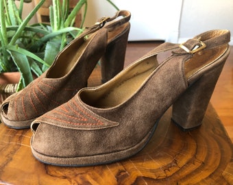 70s Brown Suede Leather Peeptoe Platform Sandals Pumps 1970s Vintage Shoes Size 6 36 Retro 1940s 40s Orange Contrast Stitching Disco Boho