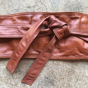 70年代 ブラウン 幅広 薄型 レザー サッシュ タイ ファッション ベルト サイズ S M L 1970年代 ヴィンテージ ボヘミアン ルネッサンス 海賊 農民 コルセット キドニー ラップ ベルト ボヘミアン