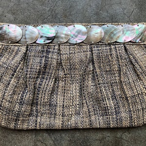 Rafia Tejida Beige Gris Tweed Summer Envelope Pouch Bolso Clutch Bag Boho Retro Wallet Bag Paja de yute Abulón Concha marina Tommy Bahama 1990s 90