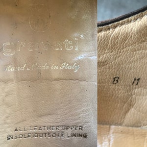 Puede incluir: Primer plano del interior de un zapato de cuero marr&oacute;n. El zapato est&aacute; etiquetado como "grevati" y "Hand Made in Italy". La plantilla, la suela y el forro son todos de cuero. La talla es 8.