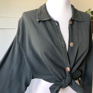 Vintage 90s Faded Dark Green Crinkle Rayon Grunge Boxy Oxford Blouse Boho Abalone Shell Buttons Size S M L 1990s Top Collared Shirt Textured