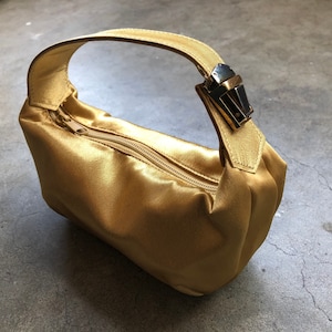 90-tals Y2K guldfärgad satin mini mikro boho hobo-väska kvällsväska liten kuvertväska vintage tyg mode metallisk metall tryckspänne rem liten