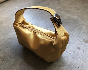 Bolso de mano pequeño estilo boho boho de satén dorado de los 90 y2k, bolso de noche pequeño, bolso de mano vintage de tela, moda, hebilla metálica metálica, correa pequeña.