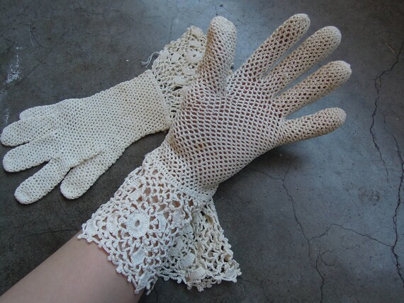 Antique Lace Crochet Gauntlet Ruffle Gloves Size … - image 3