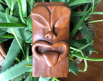 Tête de Tiki fait main en bois sculpté des années 60 et 70, Tenture murale en bois, visage en bois, nouveauté, Tiki des années 1960, 1970, MCM, boue tropicale vintage, kitsch rétro du siècle