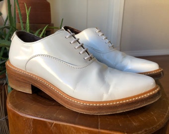 Zapatos Oxford con cordones y punta puntiaguda de ACNE Studios, de charol blanco, gruesos, de tacón bajo, para mujer, talla 37, 7, estilo vintage Lark marfil con punta brogue.