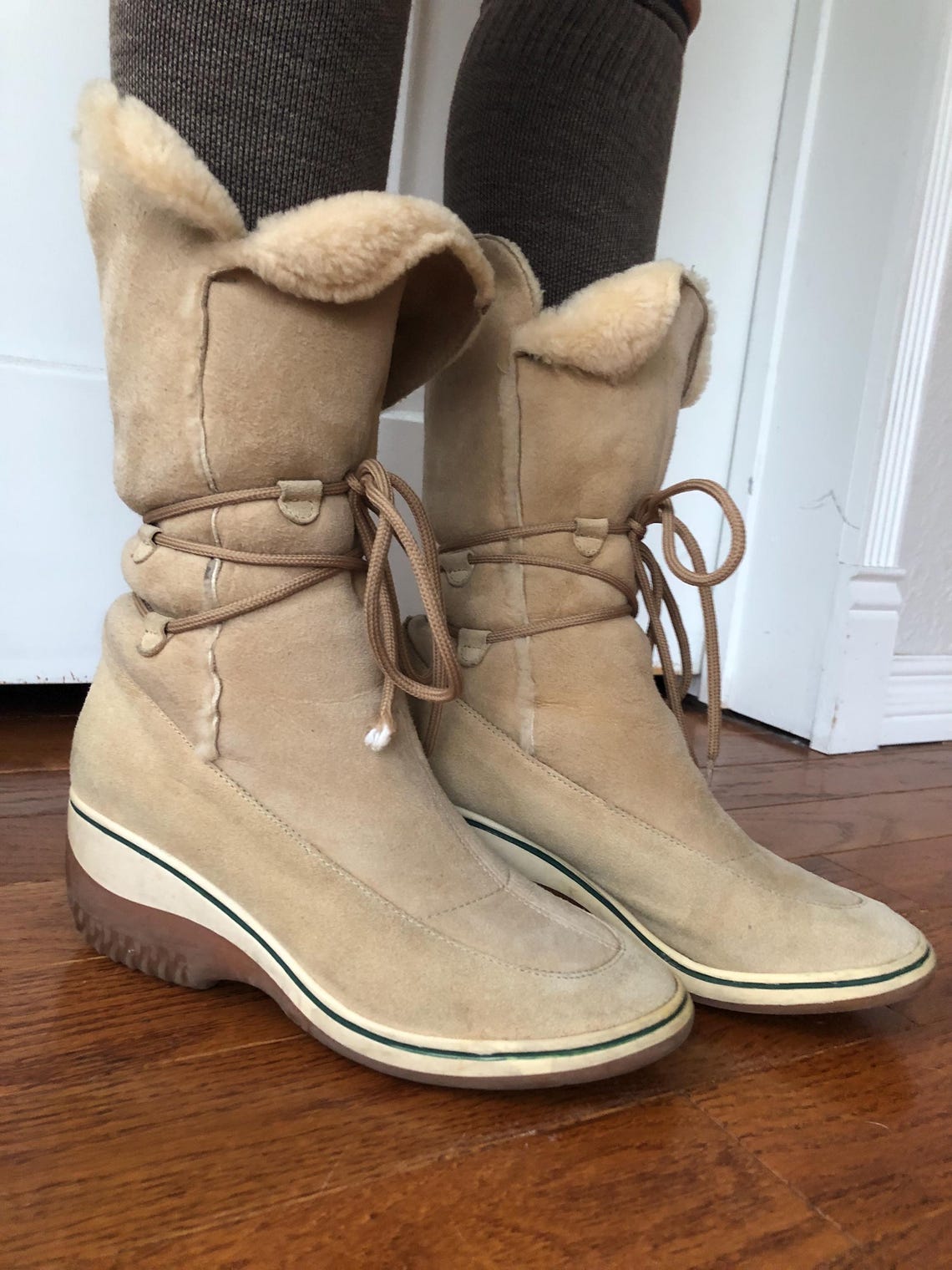 Via Spiga Light Suede Leather Shearling Lamb Fur Sheepskin Lace Up Sneaker Wedge Boots Boho Mukluks US 6.5 7 7.5 1990s 90s y2k Vintage Beige, foto 4 di 5