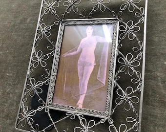 90s y2k Sheer Wire Mesh Floral Daisy Metal Picture Photo Frame 4x6 Photo Vintage 1990s Home Decor Fish Net Screen Rustic Silver Tone