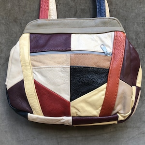 1970s Boho Leder Mosaik Patchwork Rund Handtasche Schulter Geldbörse Tasche 70s Vintage Mod Retro Burgund Creme Beige Taupe Rost Braun Beige Elfenbein