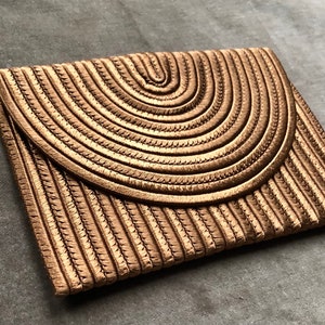 Cordon plat en satin tissé Art déco vintage marron irisé, petite pochette pochette enveloppe, sac à main fabriqué en France des années 1990, vintage rétro