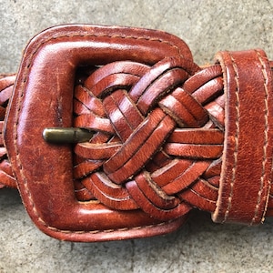 90s Dark Brown Leather Woven Belt Adjustable vintage Size S M 27 28 29 30 Waist Boho Western Southwestern 1990s Braided Self Covered Buckle
