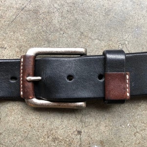 90-tals Johnston & Murphy tjockt svart läderbälte med kraftigt brunt märke, silverfärgat spänne, unisex, herr, storlek L XL 37 38 39 40 41, vintage från 1990-talet