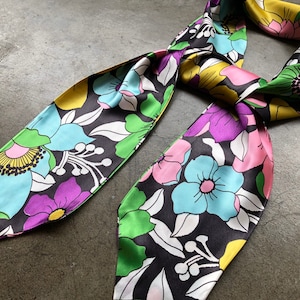 60s 70s Jersey Sateen Knit Retro Long Neck Scarf 1960s 1970s Vintage Groovy Mod Floral Print Pink Blue Green Yellow Cartoony Vintage Satin