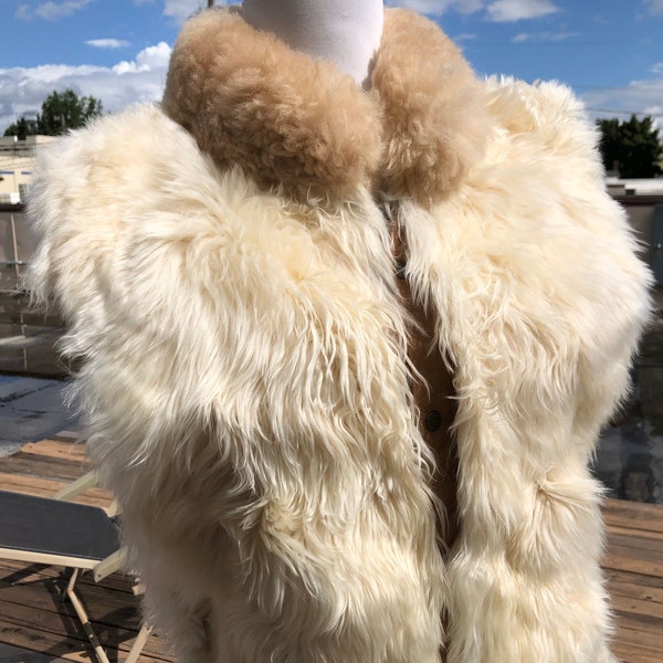 Vintage 70er Jahre Elfenbein echte mongolische Lamm Fell Jacke Weste wild ärmellosen Mantel fuzzy behaart 1970er Jahre Damen weiße Creme Snap Buttons S Winterski