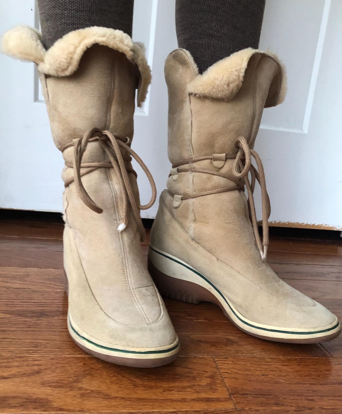 Via Spiga Light Suede Leather Shearling Lamb Fur Sheepskin Lace Up Sneaker Wedge Boots Boho Mukluks US 6.5 7 7.5 1990s 90s y2k Vintage Beige, foto 3 di 5