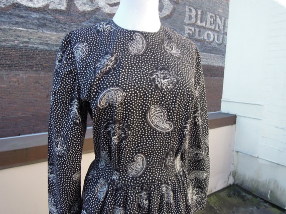 Vintage Black Floral Rose Dotted Paisley Print Fit