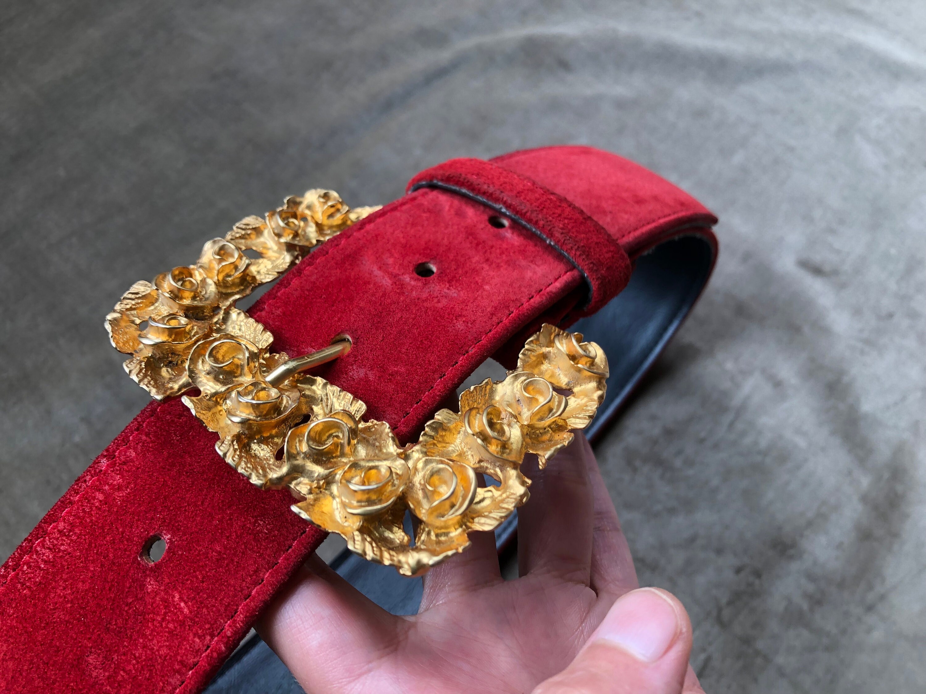 Ceinture en cuir rouge vintage des années 80 avec boucle à