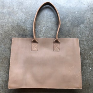 Perfect Thick Leather Smooth Simple Large Tote Work Office Bag Shoulder Purse Tan Khaki Beige Taupe Camel 1980s 80s 1970s 70s Vintage laptop image 7