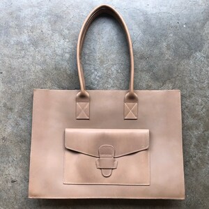 Perfect Thick Leather Smooth Simple Large Tote Work Office Bag Shoulder Purse Tan Khaki Beige Taupe Camel 1980s 80s 1970s 70s Vintage laptop image 2