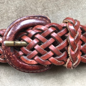 90s Lacy Woven Dark Reddish Brown Leather Belt Size S M 26 28 30 Waist western southwestern 1990s Braided Vintage Boho Self Covered Buckle