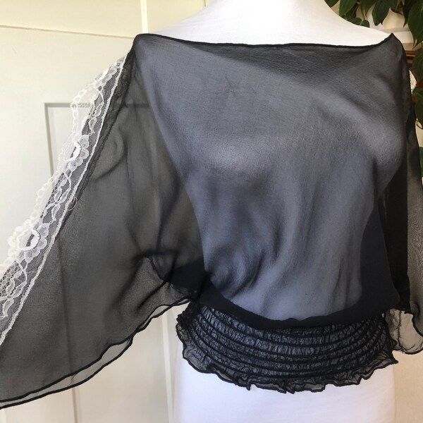 Blouse paysanne bohème en mousseline de soie transparente noire des années 1990, haut bouffant smocké, poète bouffant des années 90, manches kimono vintage en dentelle florale, Bebe S M