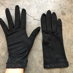 Perfect 50s Black Soft Cotton Fabric Gloves Size S 7 Petite womens 1950s 1960s 60s Vintage Scalloped Edge Embroidered Wrist mini MOP Buttons