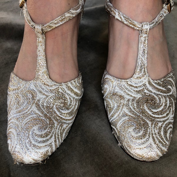 1960s T Strap Maryjane Silver Gold Metallic Woven Swirl Brocade Jacquard Ankle Strappy High Heel Sandals Shoes Pumps Size 7 M Retro 60s Gogo
