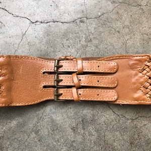 90s Betsey Johnson Brown Leather Woven Wide Kidney Belt 1990s vintage XS S 2627 28 Waist western southwestern Vintage Braided Triple Buckle