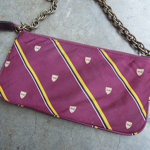 y2k Borgoña Seda Satén Tejido Corbata Tela Cresta Diagonal Patrón de rayas 1990s 90s Vintage J. Crew Bolso pequeño Bolso Pulsera Bolsa Zip