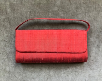 1960s 70s Red Silk Shantung Nubby Raw Snap Zip Envelope Clutch Convertible Handbag Purse 60s 1970s Evening Bag Rectangular Shimmery Retro