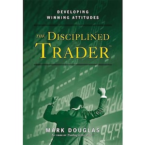 Op de afbeelding: Een boek getiteld The Disciplined Trader door Mark Douglas met de ondertitel Developing Winning Attitudes. De kaft toont een persoon in een pak met de armen omhoog in een vierende houding tegen een groene achtergrond van beursdata.