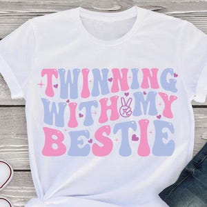 Twinning mit meiner Bestie Svg Png, Bestie Svg Png, Lustiges Zwillings-Matching PNG, Zwillingstag Freund SVG, Beste Freundin Geschenk, Retro Cricut Datei