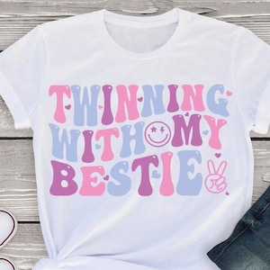 Twinning mit meiner Bestie Svg Png, Bestie Svg Png, Lustiges Zwillings-Matching PNG, Zwillingstag Freund SVG, Beste Freundin Geschenk, Retro Cricut Datei