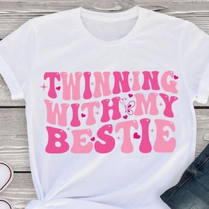 Twinning mit meiner Bestie Svg Png, Bestie Svg Png, Lustiges Zwillings-Matching PNG, Zwillingstag Freund SVG, Beste Freundin Geschenk, Retro Cricut Datei