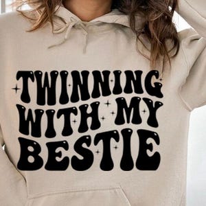 Twinning mit meiner Bestie Svg Png, Bestie Svg Png, Lustiges Zwillings-Matching PNG, Zwillingstag Freund SVG, Beste Freundin Geschenk, Retro Cricut Datei