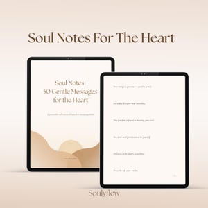 Może przedstawiać: Dwa czarne tablety z tekstem "Soul Notes For The Heart". Jeden wyświetla "Soul Notes 50 Gentle Messages for the Heart". Drugi wyświetla inspirujące cytaty. Logo Soulyflow znajduje się na dole.