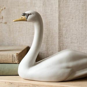 Vintage Matt White Ceramic Swan Figurine – Mid-Century Modern Boho Shelf Decor
